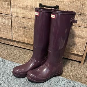 Tall women’s Hunter rain boots, plum color size US 8 EU 39